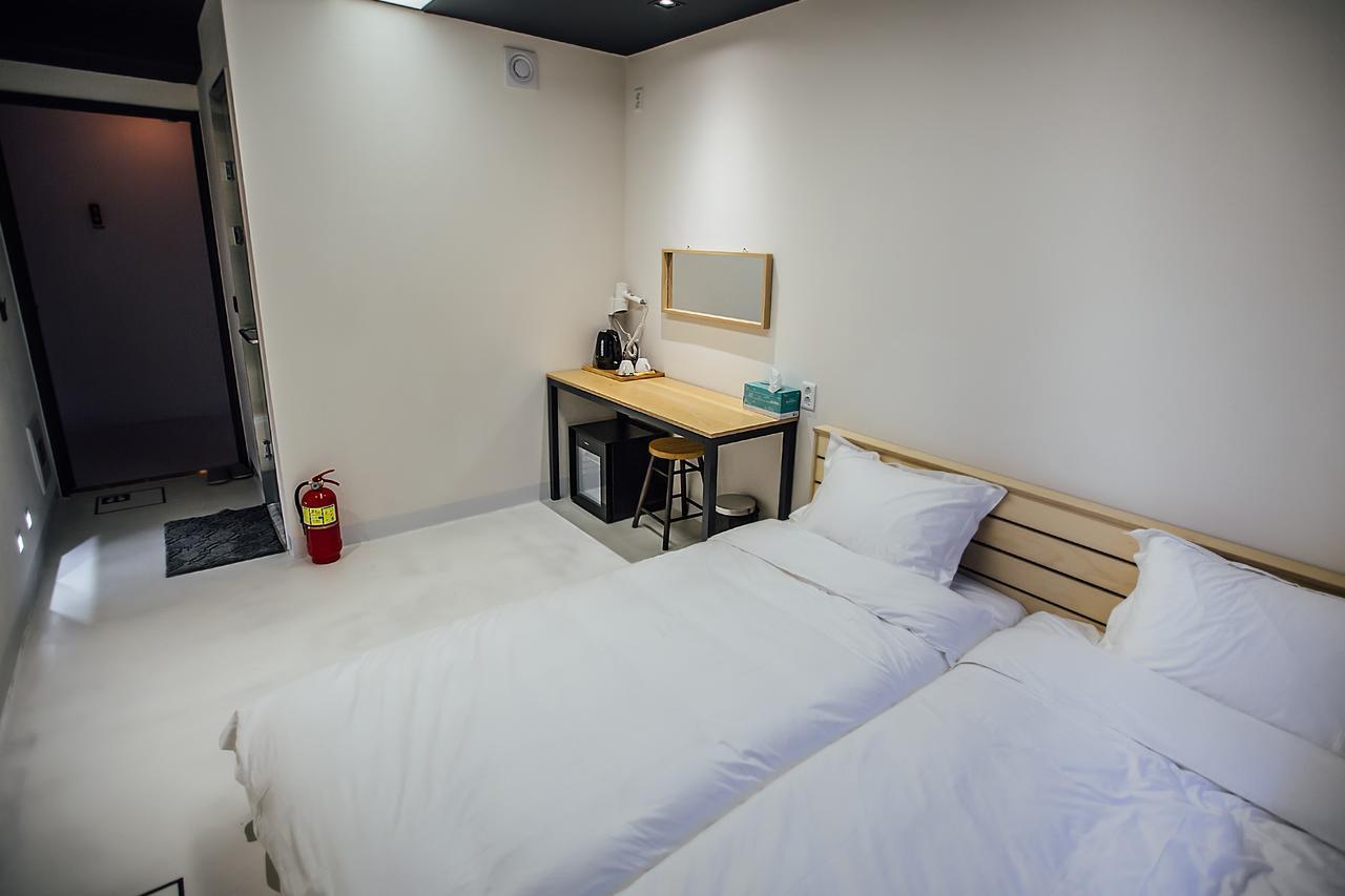 96 Bun'z Travelers Hostel